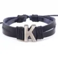 Schwarzes Leder geflochtenes Armband mit einem antiken silbernen Metall Buchstaben K Anhänger. - Buchstabe K / Schwarz