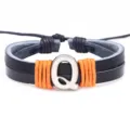 Einstellbares schwarzes Lederarmband mit orangefarbener Kordel und silbernem Buchstaben Q. - Buchstabe Q / Schwarz