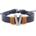 Schwarzes Lederarmband mit metallenem V-Buchstaben Anhänger und braunem geflochtenem Seil. - Buchstabe V / Schwarz