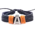 Schwarzes Lederdoppelschicht geflochtenes Armband mit Metallbuchstabe A und orangefarbenem Seil. - Buchstabe A / Schwarz