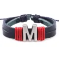 Schwarzes Lederarmband mit Buchstabe M und rotem Faden, trendiges Armschmuck Geschenk für ihn. - Buchstabe M / Schwarz