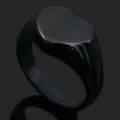 Anillo de sello con corazón de acero negro para hombre, diseño vintage vista principal - Talla 8 / Negro
