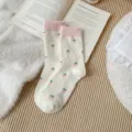 Chaussettes d'hiver chaudes et épaisses pour femmes jolies chaussettes mi-hautes fraise rose - Taille unique / Fraises blanc crème et rose
