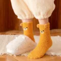 Dicke flauschige gelbe Bären Korallenfleece Socken mit niedlichen 3D-Ohren, kuschelige Wintersocken. - Einheitsgröße / Kurkuma