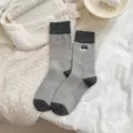 Chaussettes mi-hautes pour femmes gris et noir avec design de broderie d'animal mignon. - Taille unique / Gris clair