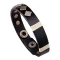 Brazalete punk de cuero negro con tachuelas de metal y decoración de cuerda trenzada. - Negro
