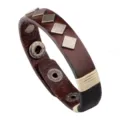 Brazalete de cuero marrón estilo punk con remaches de metal y decoración de hilo bicolor. - Café