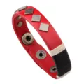 Pulsera punk de cuero rojo con tachuelas romboidales plateadas y cierre de botón. - Rojo