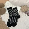 Calze medie a righe in lana stile coreano nero e bianco con etichetta di lettere carine invernali - Taglia unica / Nero