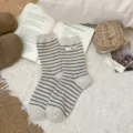 Calzini in lana a righe accoglienti da donna, stile coreano morbidi caldi invernali con etichetta. - Taglia unica / Beige