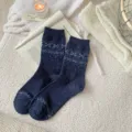 Gemütliche dunkelblaue Damen-Wollsocken für den Winter mit stilvollem Schneeflocken-Muster. - Einheitsgröße / Dunkelblau