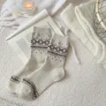 Gemütliche Damen Wollsocken für den Winter, warm, mittellang mit klassischem norwegischen Muster. - Einheitsgröße / Beige