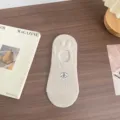 Niedliche Cartoon-Hund bestickte beige Baumwoll-Fueslinge, rutschfeste flache Socken. - Einheitsgröße / Haferflockenfarbe