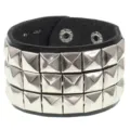 Detalle de pulsera de cuero negro estilo punk con tres filas de tachuelas cuadradas metalicas. - Negro de Triple Fila