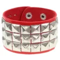 Brazalete punk de cuero rojo con tres filas de tachuelas cuadradas plateadas detalle. - Triple fila roja