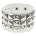 Pulsera punk de cuero blanco primer plano de detalle, tres filas de remaches cuadrados - Blanco 3-Filas