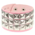 Pulsera punk de cuero rosa con tres filas de tachuelas piramidales cuadradas plateadas y botones. - Rosa 3-Filas