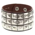 Brazalete de cuero marrón estilo punk con tres filas de tachuelas piramidales plateadas. Joya rock. - Marrón oscuro, 3 filas