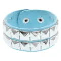 Vista detallada de la pulsera de cuero punk con doble hilera de remaches cuadrados. - Azul cielo, 2 filas
