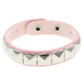 Toma detallada de pulsera punk de cuero rosa con remaches piramidales cuadrados metálicos. - Una fila rosa
