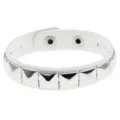 Detalle de pulsera punk de cuero blanco con tachuelas piramidales plateadas pulidas y botones. - Blanco, 1 fila