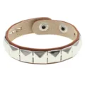 Detalle de pulsera de cuero marrón estilo punk con tachuelas metálicas cuadradas. - Una fila marrón claro