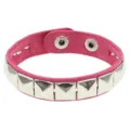 Brazalete de cuero rosa estilo punk con remaches cuadrados metalicos, vista detallada. - Una fila rosa rojizo