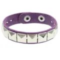 Brazalete punk de cuero violeta con tachuelas cuadradas plateadas y cierre a presion. - Una fila morada