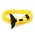 Gelbes geflochtenes Seilarmband mit einem schicken schwarzen Walflossverschluss im Ozeanstil. - Gelb und Schwarzer Walschwanz