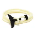 Minimalistisches geflochtenes Seilarmband mit schwarzem Walflossenverschluss, creme. - Cremeweiß und Schwarzer Walschwanz