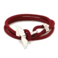 Rotes geflochtenes Seearmband mit silberner Walflosse, maritimer Schmuck für Paare. - Weinrot und Silberner Walschwanz