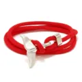 Minimalistisches rotes Kordelarmband mit silbernem Walfischschwanz-Anhänger, geflochten. - Rot und Silberner Walschwanz