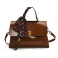 Elegante bolso de cuero marrón para mujer con elegante bufanda de lunares y cierre. - Con Colgante / Marrón