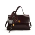 Bolso marrón oscuro elegante para mujer con pañuelo de lunares y campanita, bolso cruzado chic. - Con Colgante / Café