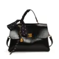 Bolso bandolera negro minimalista para mujer con asa de pañuelo de lunares y cierre elegante. - Con Colgante / Negro