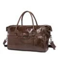 Détail du sac de voyage en cuir marron vintage, mettant en valeur la texture et les ferrures. - Café