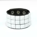 Ancha pulsera de cuero punk con tres filas de tachuelas piramidales cuadradas blancas y broches. - Blanco