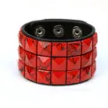 Pulsera de cuero ancha estilo punk con tachuelas cuadradas rojas y botones de presión metálicos. - Rojo