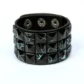 Pulsera de brazalete de cuero PU punk ancho para hombre con tachuelas piramidales negras y azul. - Negro