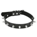 Primer plano de collar gargantilla punk gótico de cuero PU negro con remaches y hebilla metálica. - Negro