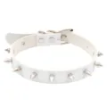 Primer plano detallado de gargantilla punk de cuero PU blanco con tachuelas metalicas. - Blanco