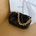 Μαύρη τσάντα σύννεφο με χοντρή χρυσή αλυσίδα, κομψή κορεάτικη τσάντα ώμου μόδας. - Μαύρο
