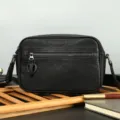 Borsa a tracolla in pelle nera, borsa casual compatta con tasca frontale e cinghia regolabile. - Pelle a concia vegetale nera