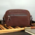 Bruine leren heren schoudertas, kleine casual crossbody tas met ritssluiting voor dagelijks. - Plantaardig gelooid leer koffie
