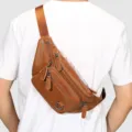 Borsa da petto da uomo in marrone pelle borsa a tracolla casual con tasche multiple e zip resistenti. - Marrone chiaro