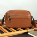 Borsa a tracolla marrone in vera pelle da uomo, borsello compatto casual con zip. - Pelle a concia vegetale marrone