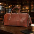 Borsone da viaggio in vera pelle con scomparto scarpe, borsa sportiva vintage marrone. - 55cm / Rosso-marrone oliato