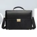 Borsa da Lavoro Uomo in Pelle Nera Motivo Coccodrillo con Chiusura Metallica e Tracolla - Goffrato Nero