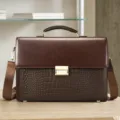 Serviette homme en cuir marron véritable avec rabat texturé croco, fermoir métal et bandoulière. - 5246 Café gaufré