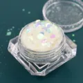 Primo piano di glitter esagonali iridescenti per nail art e decorazioni varie - Barattolo / Bianco cangiante